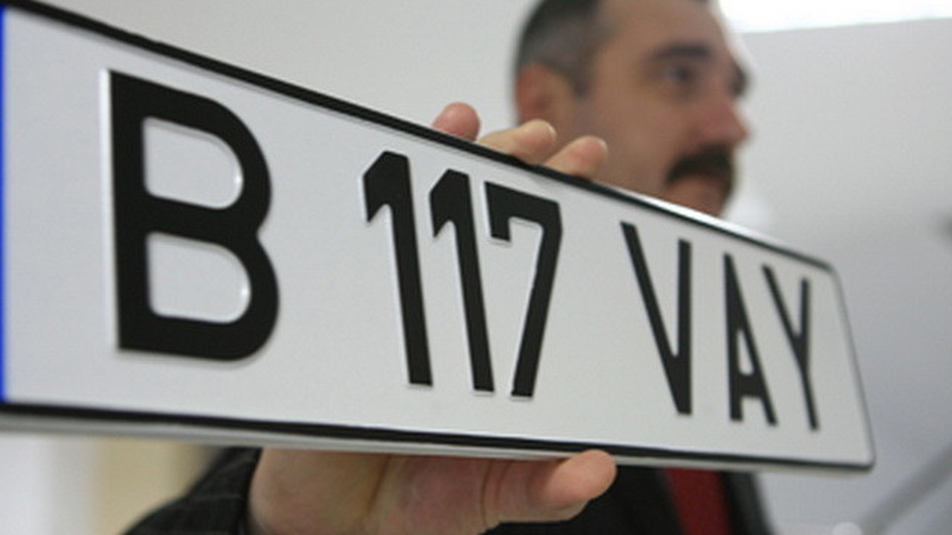 Secretul numerelor auto speciale! Şoferii cred că sunt invincibili dacă îşi pun ASTA pe maşină!