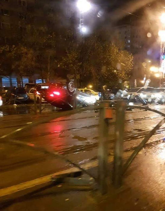 Accident spectaculos în București. Șoferul unui bolid a apăsat puternic pedala de accelerație și s-a răsturnat
