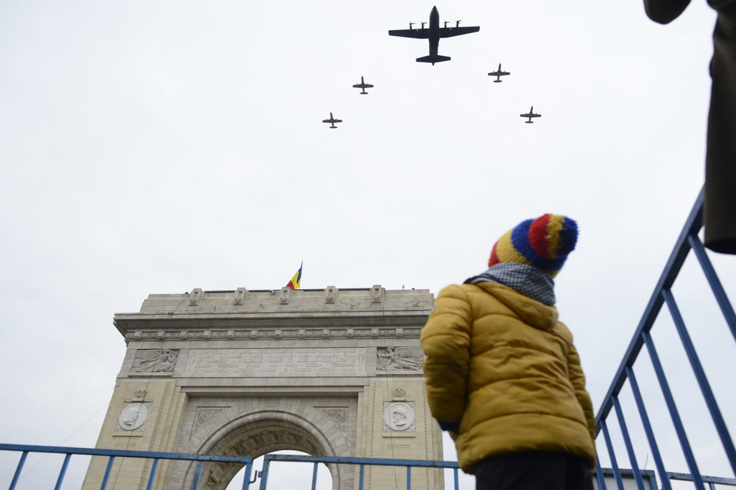 EXCLUSIV. Cine și-a făcut apariția la parada de 1 Decembrie! Cei prezenți au crezut că nu văd bine: ce ținută a purtat
