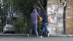 INCREDIBIL! Cum reactioneaza romanii cand o tanara este rapita CHIAR IN FATA LOR de pe strada