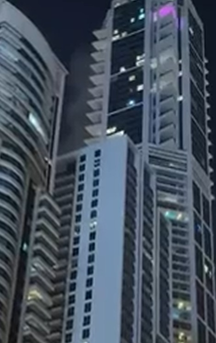Panică în Dubai! Zgârie-nori, în flăcări: mai multe clădiri au fost evacuate de urgență
