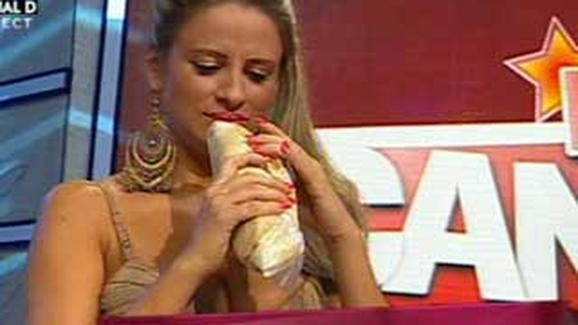VIDEO Ce le mai place saorma! Uite-le pe Sanziana Buruiana si Andreea Tonciu infruptandu-se din fast-food!