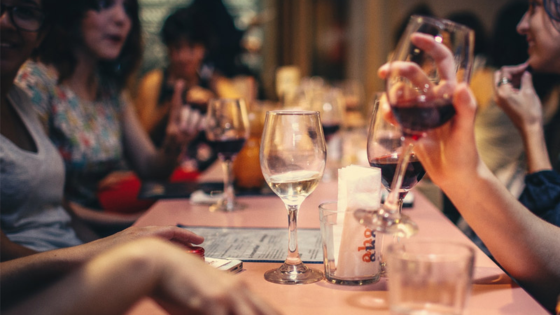 Vești bune pentru bucureșteni! Restaurantele, teatrele, cinematografele se redeschid la 30 la sută din capacitate