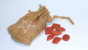 Horoscop rune azi, 20 august 2026. Runa Kenaz vine cu un avertisment puternic: atenție la bani și la foc iar o zodie trebuie să se gândească de două ori înainte să scoată banii din buzunar