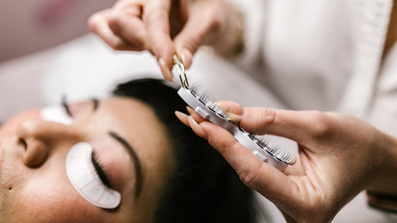 Ireal! Ce a putut să facă o clientă supărată că nu a fost primită la programarea pentru gene. Cosmeticiana a crezut că e o glumă