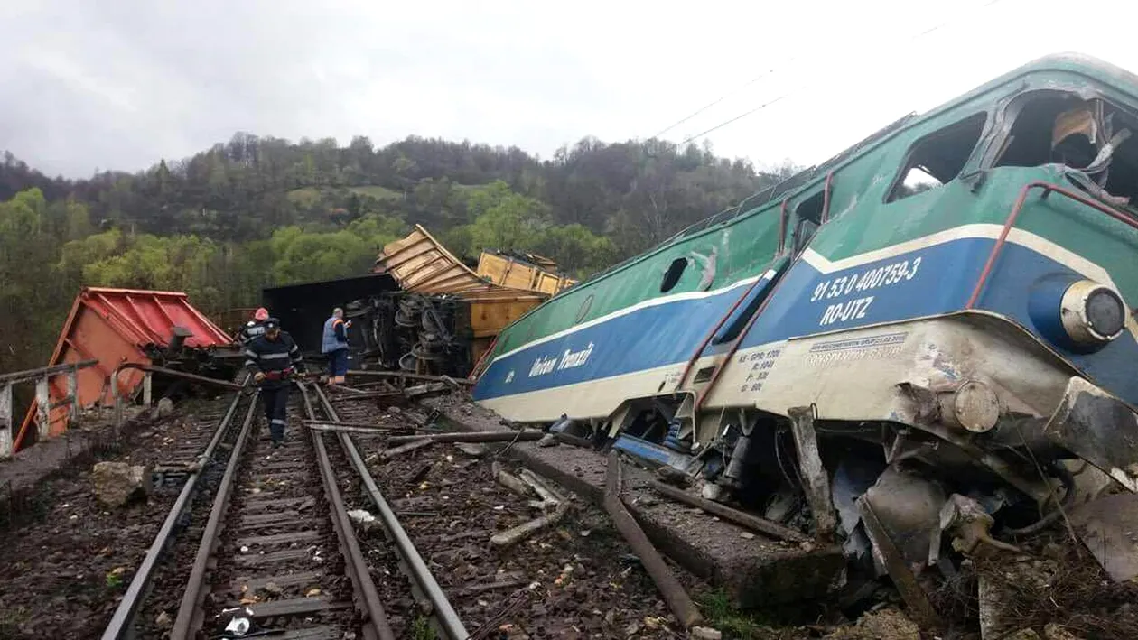 Imaginile groazei. Fotografii realizate la scurt timp după accidentul feroviar din Hunedoara soldat cu doi morţi!