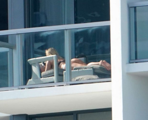 Imaginile momentului în showbiz! Vedeta, fotografiată de paparazzi dezbrăcată la balconul hotelului
