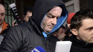 S-a separat de soţie după 22 de ani de căsnicie. Fostul cumnat al poliţistului pedofil a rupt tăcerea: ”Suntem şocaţi! Au fost probleme la divorţ…”