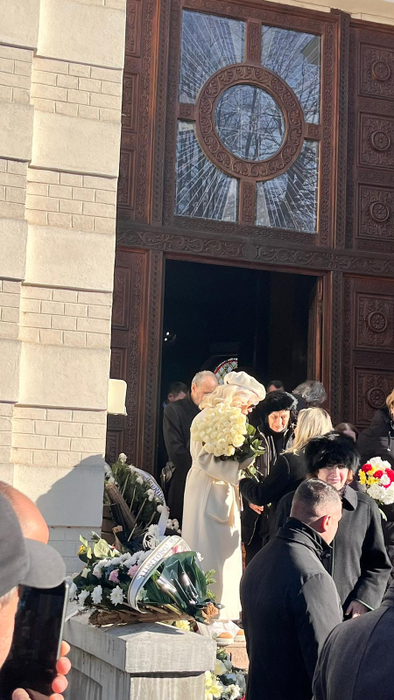 Motivul real pentru care Loredana Groza s-a îmbrăcat în alb la înmormântarea tatălui ei. Ce semnificație are ținuta atipică, de fapt