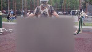 Nu o sa iti vina sa crezi cum a facut sport aceasta batranica! A atras toate privirile din parc!