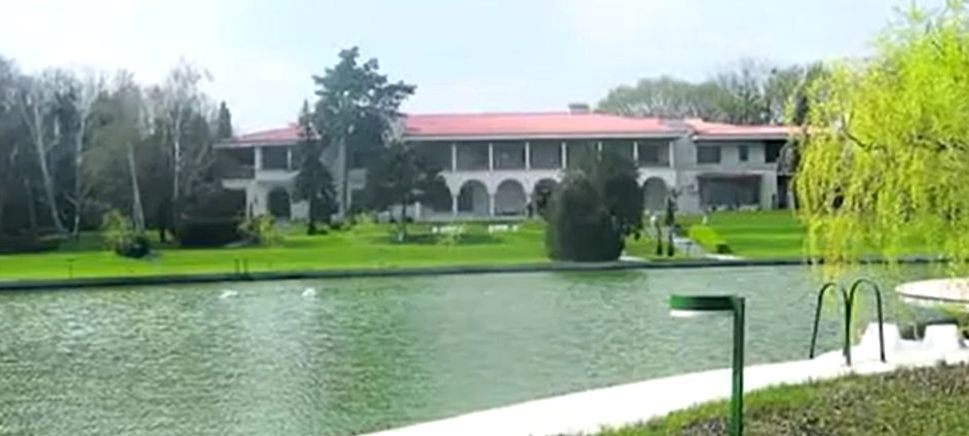 Cum arată vilele în care va locui de acum Nicușor Dan? De la chirie la piscină, plajă privată sau cinematograf