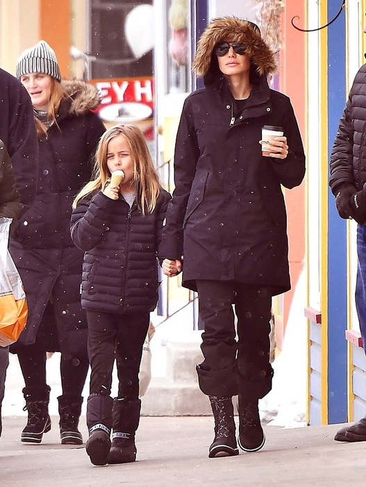 ANGELINA JOLIE a şi uitat de BRAD PITT! În plin divorţ de actor s-a distrat pe cinste alături de…