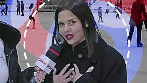 Andreea Popescu și soțul ei, Rareș Cojoc, își doresc ca toți copiii lor să le calce pe urme! Vedeta a făcut dezvăluiri de pe patinoarul Allianz Țiriac Otopeni: "Sportul îi disciplinează!"