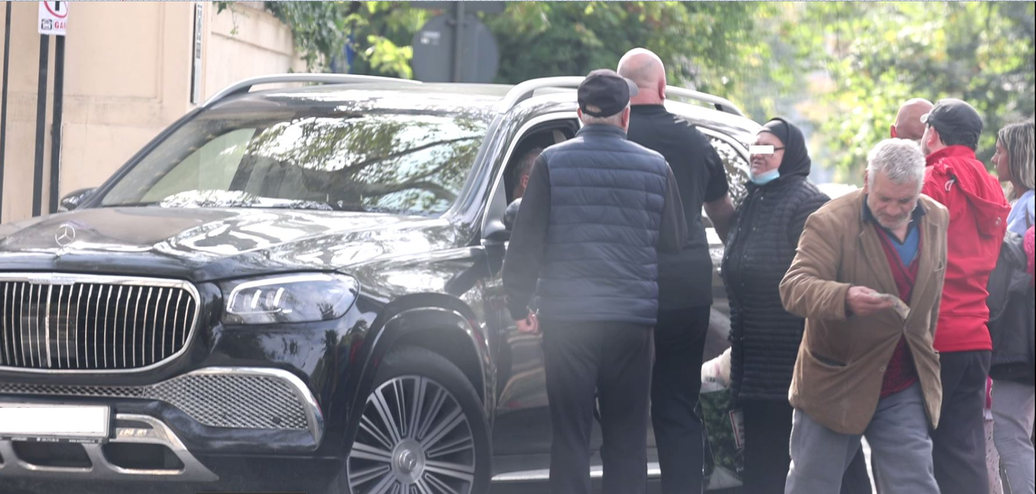 Gigi Becali a fost ”atacat” în fața casei (Foto: CANCAN.RO)