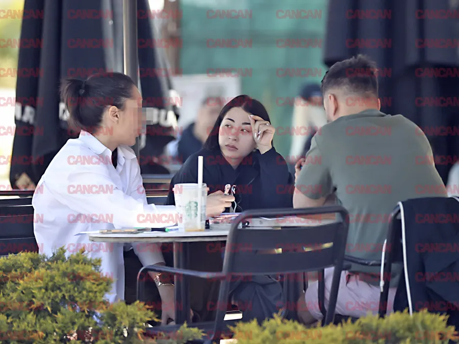 Nicole Cherry, îngândurată, la o terasă din Capitală.