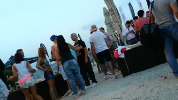 Incredibil, dar adevarat! Macho-Puya isi tine admiratoarele la distanta si le zambeste din complezenta!