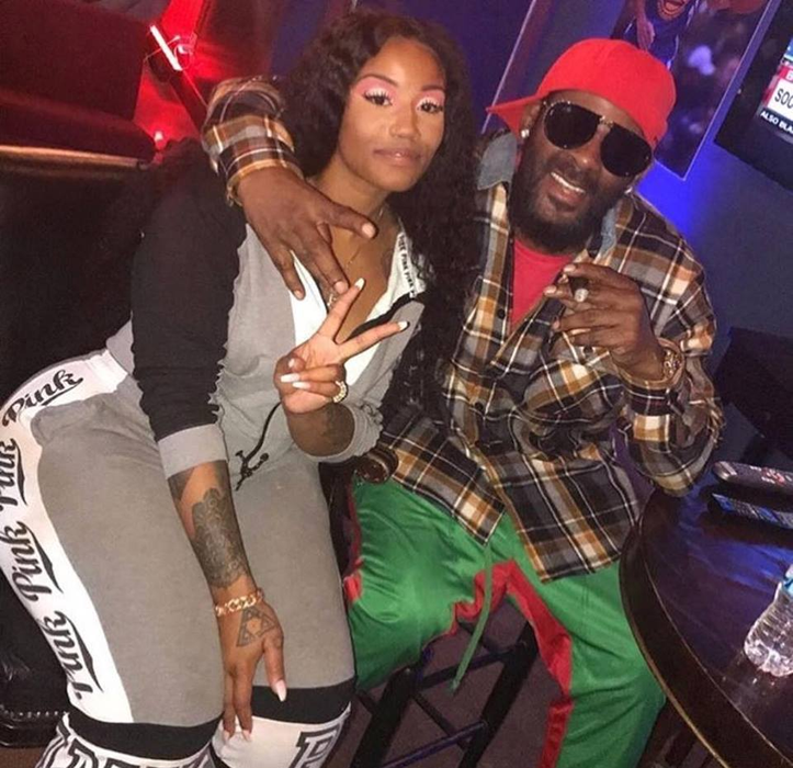 Cântărețul R. Kelly riscă să stea 15 ani la închisoare. Colecție impresionantă de filmări cu sex cu minore, găsită de polițiști