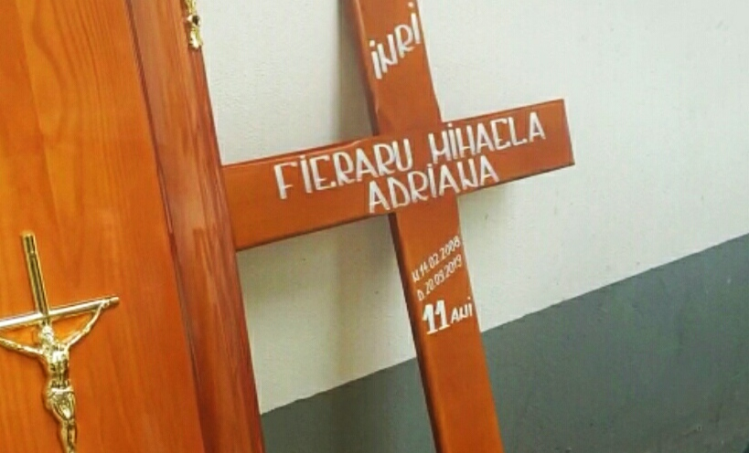 Fetița de 11 ani ucisă în Dâmbovița este condusă pe ultimul drum