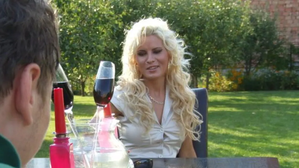 Blonda lui MRU traieste o adevarata drama. Mi-am prins sotul in timp ce-mi pipaia o ruda apropiata si se saruta cu ea