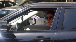 La asta nu te-ai fi asteptat! Vezi ce face stirista Geanina Varga in minutele petrecute in trafic, la semafor!