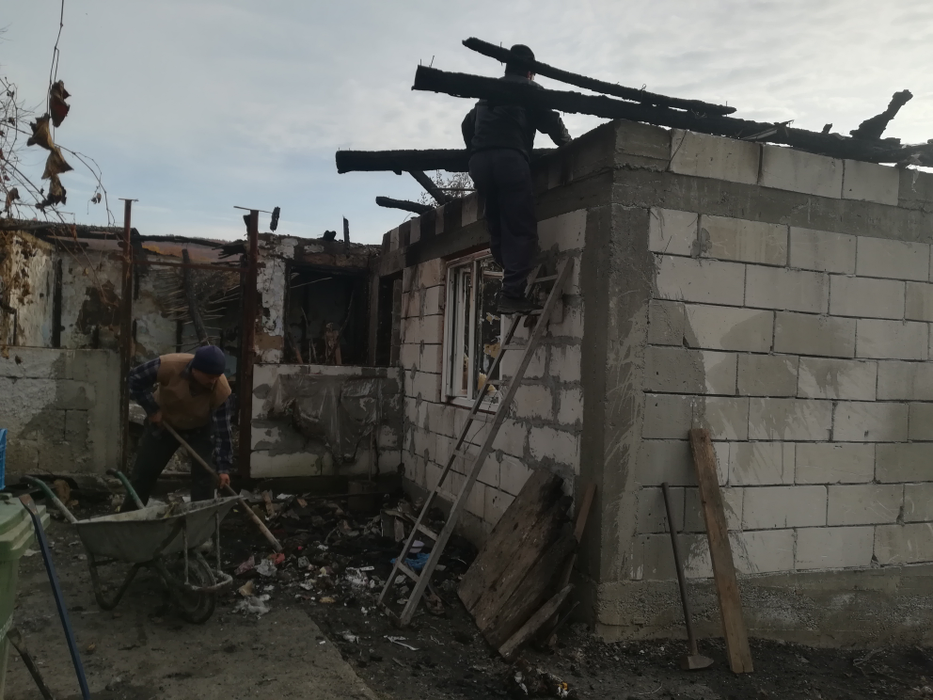 Căsuța refăcută începe să prindă contur, cu ajutorul oamenilor cu suflet