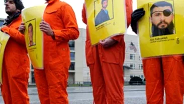 Sute de manifestanti au protestat in fata Casei Albe impotriva penitenciarului Guantanamo Bay!