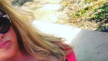 FOTO / E “blindată” de celulită, are “şunculiţe”, dar şi mult curaj. O vedetă a îmbrăcat un costum de baie tranparent şi a arătat tot, chiar tot!