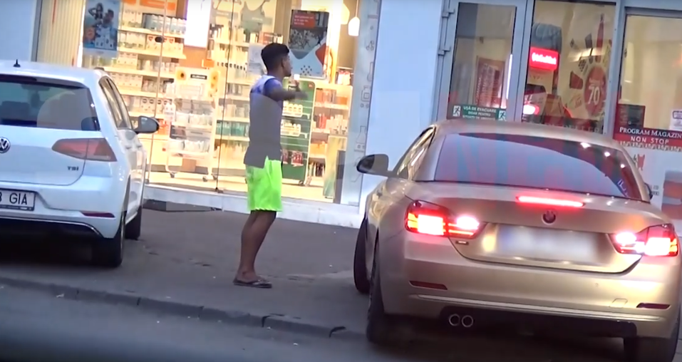 Mario Fresh, ignorant cu oamenii străzii. Cântărețul a stat zece minute să scoată bani de la bancomat, apoi a fugit imediat de un cerșetor