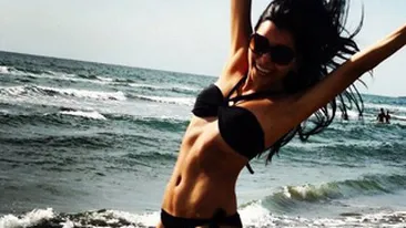 Ce buna e Corina Caragea in costum de baie! Doar la abdomenul ei perfect si sanii fermi o sa te gandesti cand te uiti la stirile sportive