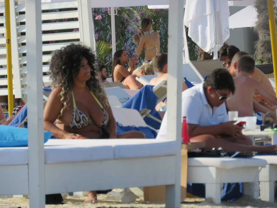 Văduva lui Nae Nicolae a încins atmosfera la mare
