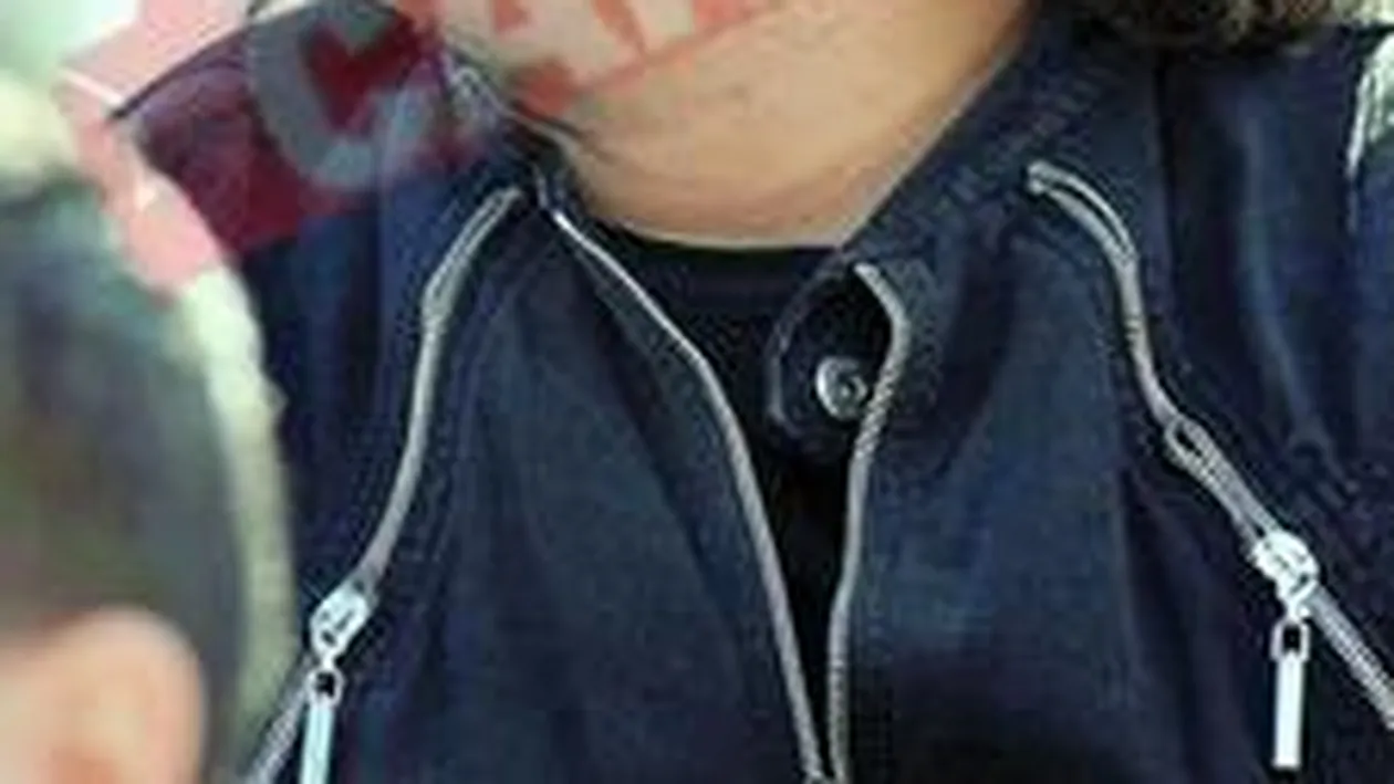 Pe o banca va sta un stramb, iar pe cealalta... un altul