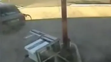 VIDEO Un sofer distrat din Caras Severin a plecat de la benzinarie cu tot cu pompa de alimentare