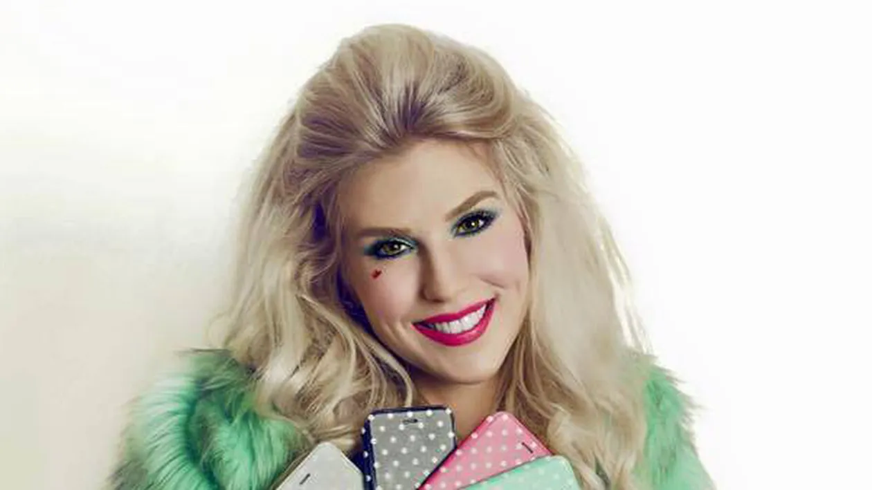 Oglinda, oglinjoara, Corina a comis-o aseara! A vrut sa isi faca un SELFIE, dar a aratat si altceva. DETALIUL din oglinda