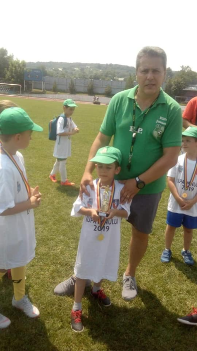 Comisarul este și antrenor de fotbal