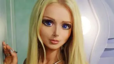 Ai vazut-o in costum de baie si in cele mai ciudate ipostaze insa niciodata asa! Ce se intampla cand femeia BARBIE deschide gura!