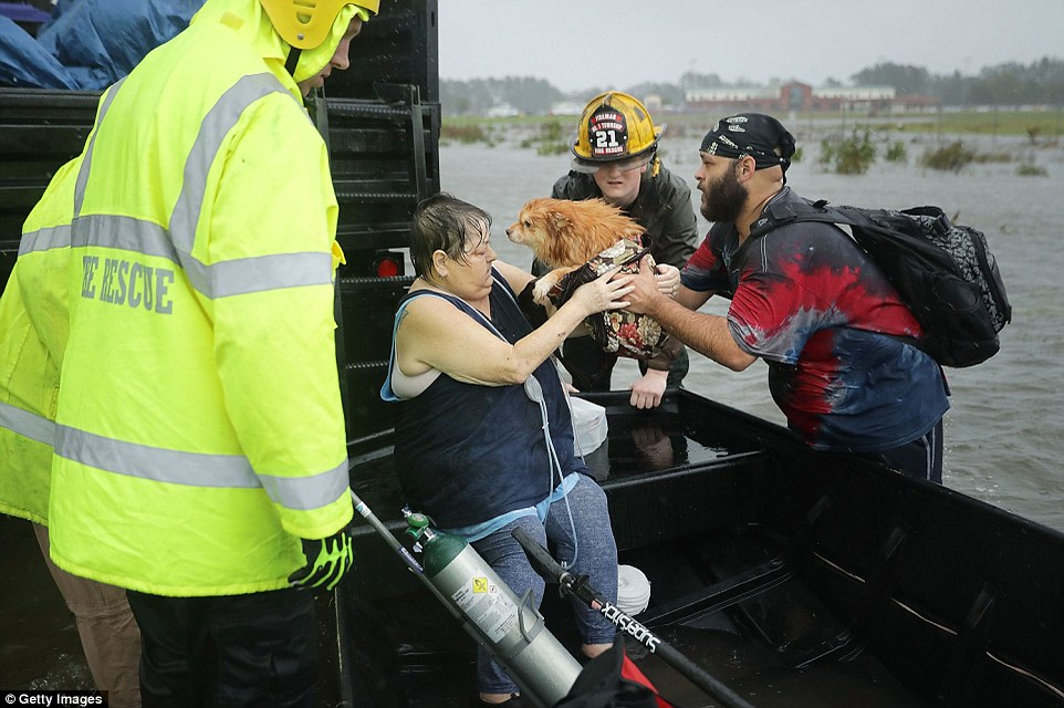 Uraganul Florence lovește coasta de est a SUA. Zeci de persoane au fost salvate dintr-un hotel inundat (video)