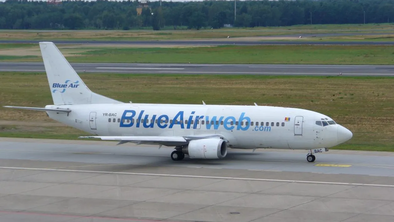 Incident pe Aeroportul Otopeni! Avion Blue Air întors după ce a lovit cu coada pista