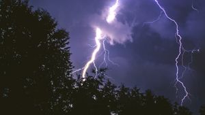 Se schimbă vremea! ANM a emis un cod portocaliu de furtuni pentru 13 județe