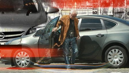 Irinel Columbeanu strânge cureaua cu demnitate. De la Bentley, a trecut la un Opel la mâna a doua și…
