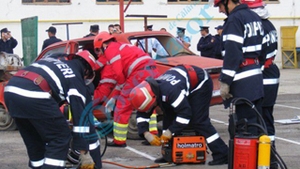 Un incendiu a avut loc in Pitesti! Pompierii s-au chinuit sa il stinga deoarece hidrantii au fost astupati de asfalt!