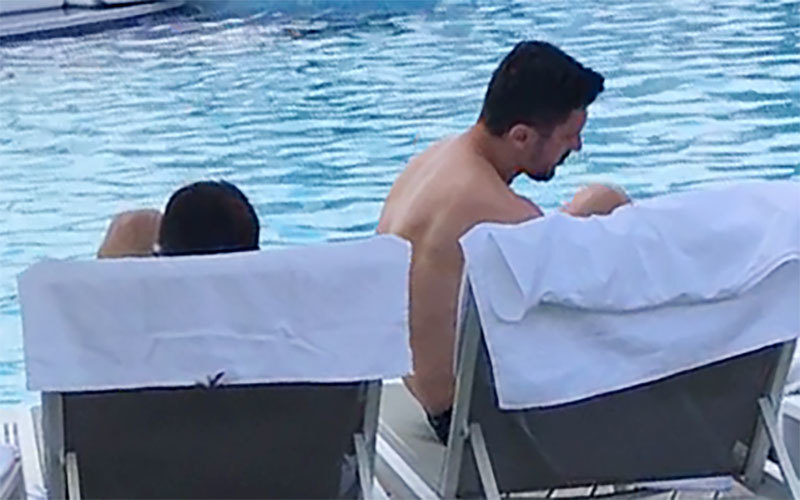 Ciprian Marica se relaxează pe malul piscinei