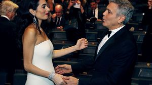 Soţia lui GEORGE CLOONEY şi-a arătat burtica de gravidă în premieră, pe covorul roşu! Imaginile sunt spectaculoase