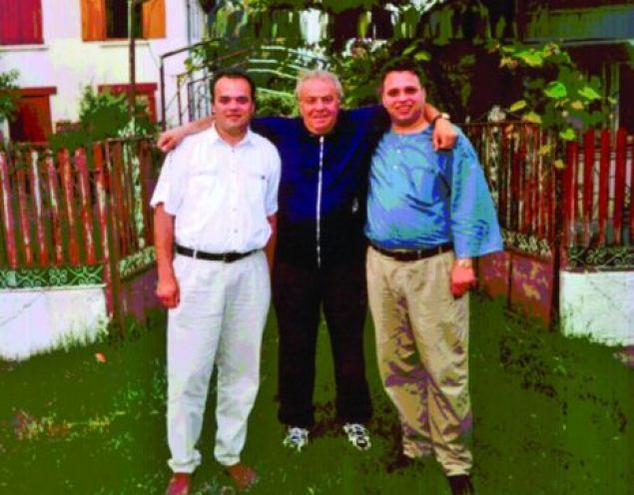 Alexandru Arșinel alături de cei doi fii ai săi/ Sursă foto: arhivă