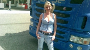 Sexy-românca șofer de TIR în Spania. Ce îi transmit colegii Crinei prin stație când o văd