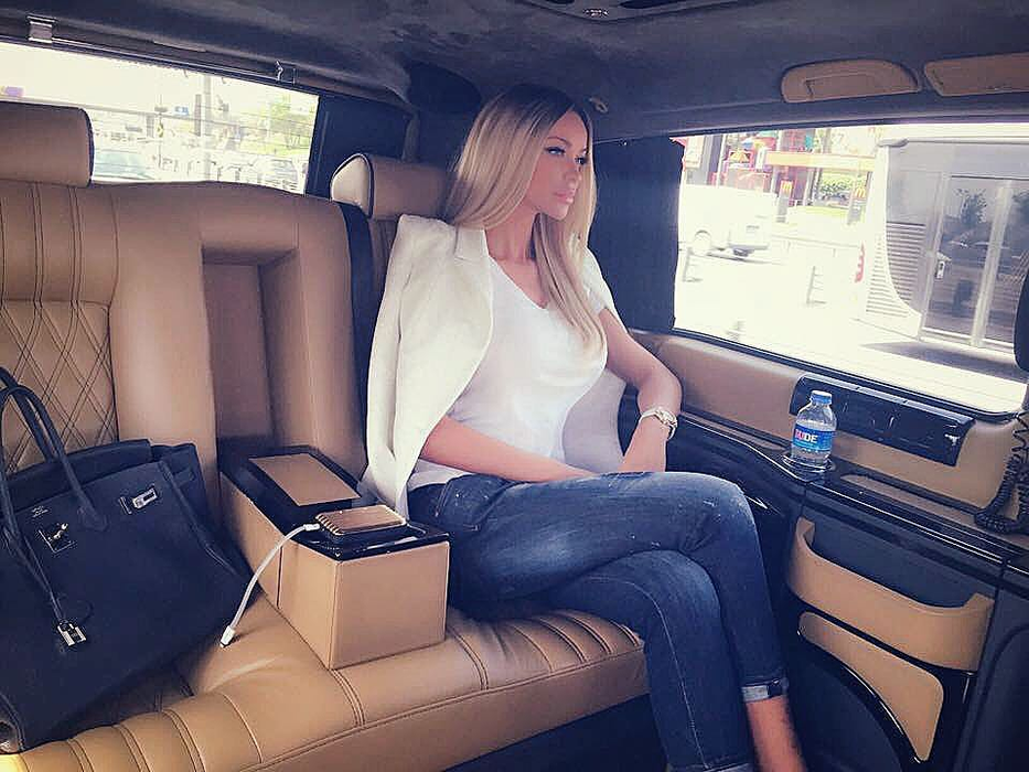 Tristan Tate e istorie! Bianca Drăgușanu, prima întâlnire alături de un bărbat mistorios alături de care a radiat de fericire