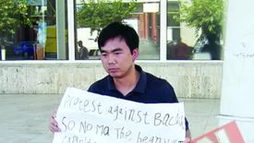 Un chinez protesteaza In centrul Bacaului