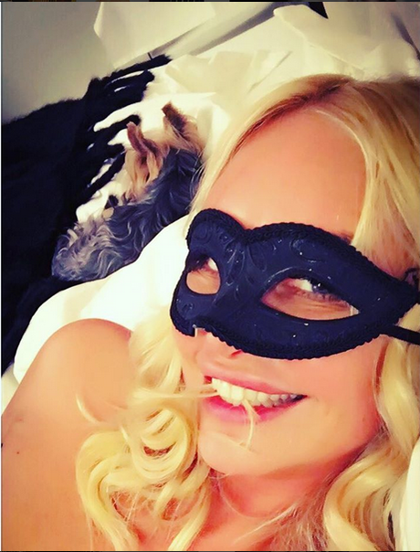 VICA BLOCHINA şi-a bucurat fanii cu nişte fotografii senzuale, dar când s-au uitat mai bine, au rămas cu gura căscată! Ce avea blondina pe pat