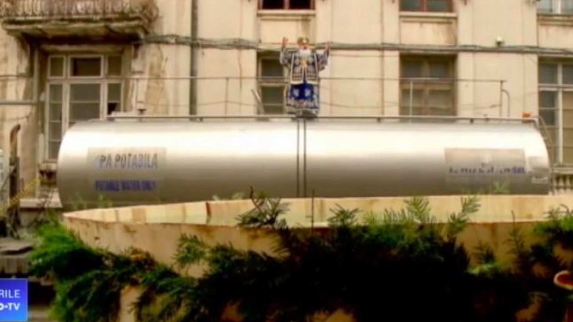 Imaginea zilei! Arhiepiscopul Teodosie s-a urcat pe cisterna de apă sfinţită pentru Bobotează
