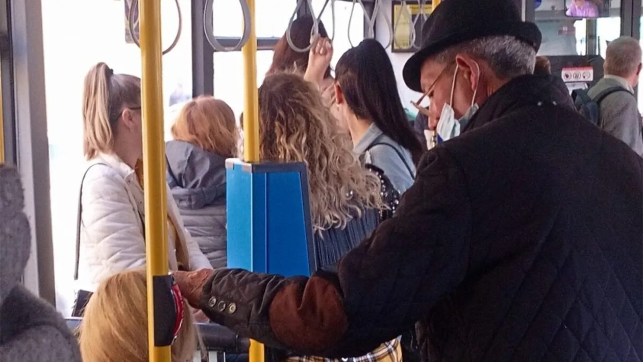 Ce a pățit un bărbat din Cluj-Napoca, după ce a refuzat să-i dea bani unui cerșetor, într-un autobuz