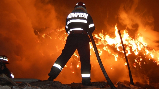 Incendiu puternic intr-un bloc din Timisoara! O persoană a fost rănită, iar alte cinci, intoxicate cu fum: "M-am trezit în fum"